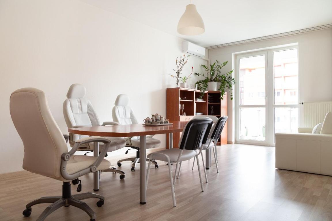 Great Tourist And Business Apartment Near Center Bratislava Bagian luar foto