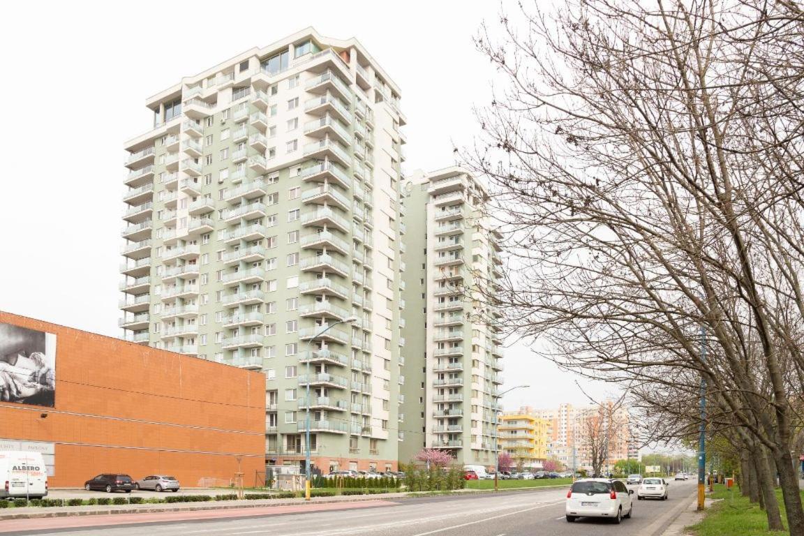 Great Tourist And Business Apartment Near Center Bratislava Bagian luar foto